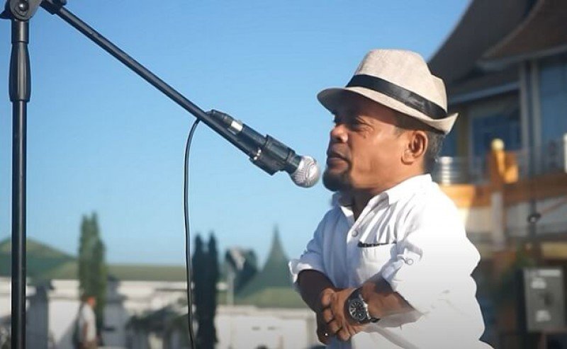 In Front of Government Officers, Ucok Baba Touches Cheap FFB